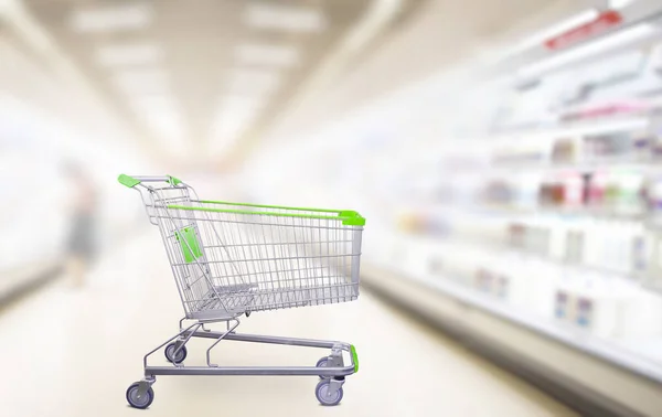 Süpermarket Koridorunda Boş Yeşil Alışveriş Arabası — Stok fotoğraf