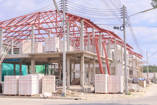 İnşaat alanındaki yeni ev inşaatı devam ediyor