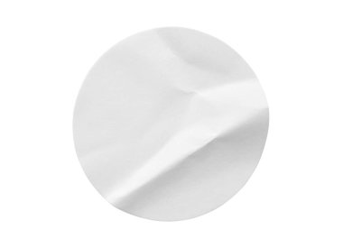 Beyaz arkaplanda izole edilmiş boş beyaz yuvarlak kağıt etiketi