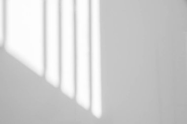 Beyaz duvar arkaplanındaki pencere gölgesi