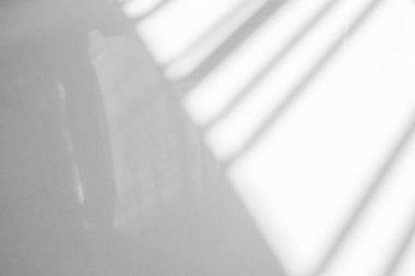 Beyaz duvar arkaplanındaki pencere gölgesi