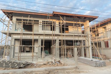 İnşaat alanındaki yeni ev inşaatı devam ediyor