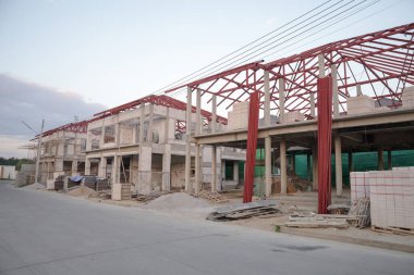 İnşaat alanındaki yeni ev inşaatı devam ediyor