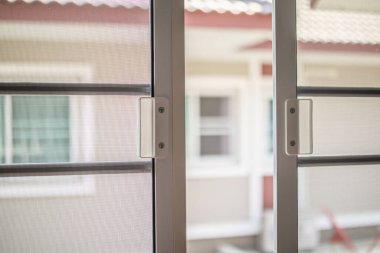 Evin penceresinde böceklere karşı sivrisinek ağı ekranı