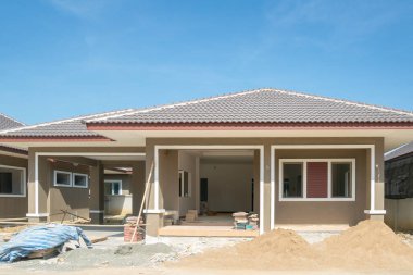 İnşaat alanındaki yeni ev inşaatı devam ediyor