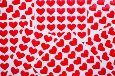 Beyaz kağıda kırmızı kalp çıkartması yapıştırın