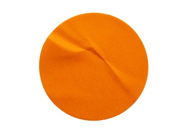 Beyaz arkaplanda boş turuncu yuvarlak yapıştırıcı etiketi var.