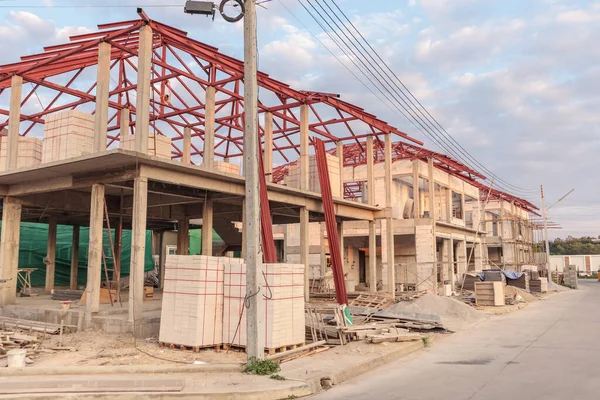 İnşaat alanındaki yeni ev inşaatı devam ediyor