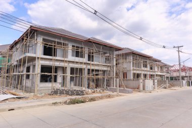 İnşaat alanındaki yeni ev inşaatı devam ediyor