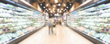 Meyve ve sebzeli market rafları bulanık arka plan