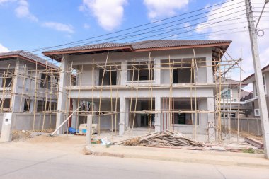 İnşaat alanındaki yeni ev inşaatı devam ediyor