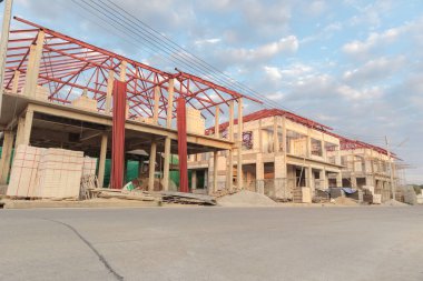 İnşaat alanındaki yeni ev inşaatı devam ediyor