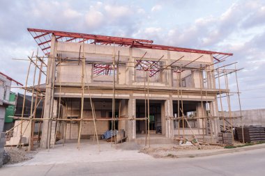 İnşaat alanındaki yeni ev inşaatı devam ediyor