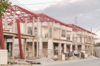 İnşaat alanındaki yeni ev inşaatı devam ediyor