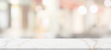 Bulanık kafeterya arka planlı mermer masa üstü.
