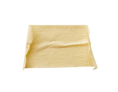 Sarı yapıştırıcı bant beyaz arkaplanda izole edilmiş.