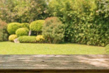 Soyut bulanık park bahçesi arka planına sahip boş tahta masa üstü