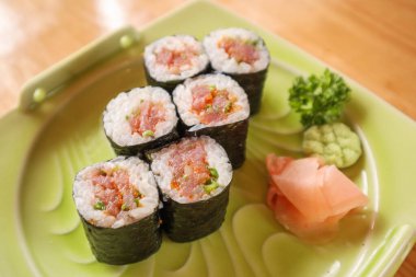 Restoran masasında suşi rulosu.