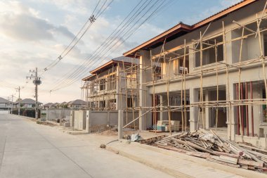 İnşaat alanındaki yeni ev inşaatı devam ediyor