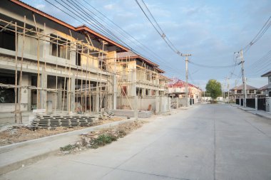 İnşaat alanındaki yeni ev inşaatı devam ediyor