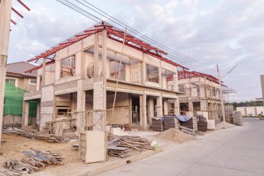 İnşaat alanındaki yeni ev inşaatı devam ediyor