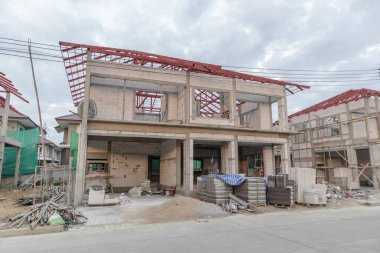 İnşaat alanındaki yeni ev inşaatı devam ediyor