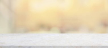 Bulanık kafeterya arka planlı mermer masa üstü.