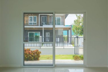 Boş oda, cam kapılı çerçeve, beton duvarda iç mekan.