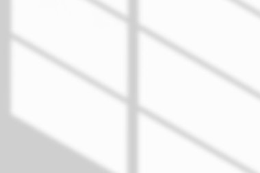 Beyaz duvar arkaplanındaki pencere gölgesi