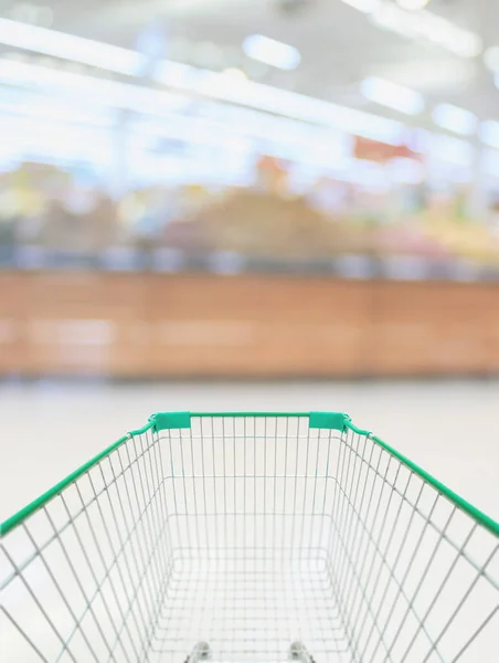 Carrito Compras Verde Vacío Pasillo Del Supermercado —  Fotos de Stock