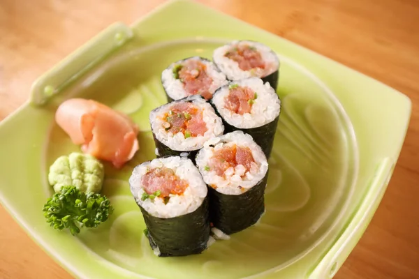 Sushi Berguling Atas Meja Restoran — Stok Foto