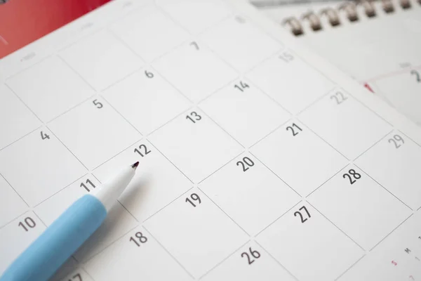 Calendario Página Con Pluma Cerca Fondo Azul Planificación Negocios Cita —  Fotos de Stock