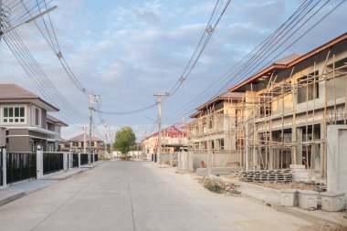 İnşaat alanındaki yeni ev inşaatı devam ediyor