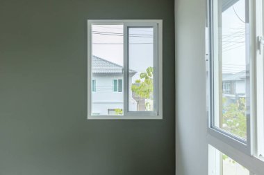 Beyaz duvarda cam pencere çerçevesi.