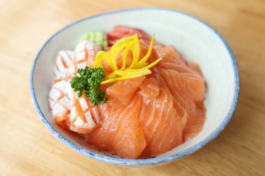 Taze somon dilimli Japon pirinci.