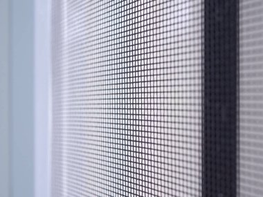 Evin penceresinde böceklere karşı sivrisinek ağı ekranı