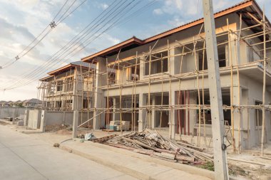 İnşaat alanındaki yeni ev inşaatı devam ediyor