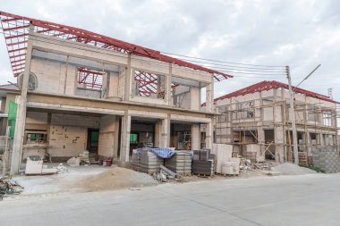 İnşaat alanındaki yeni ev inşaatı devam ediyor