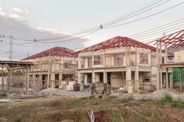 İnşaat alanındaki yeni ev inşaatı devam ediyor