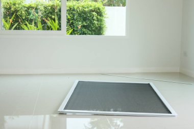 Yerde sivrisinek ağı penceresi