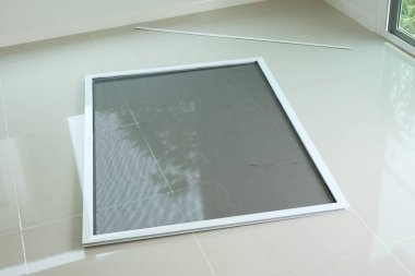 Yerde sivrisinek ağı penceresi