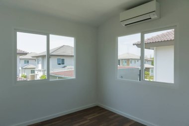 Boş oda, cam pencereli çerçeve iç mekan, beton duvarda klima var.