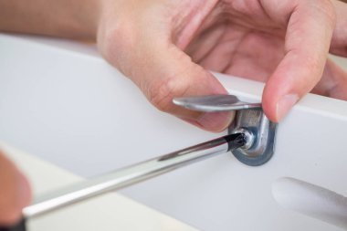 Mobilyaları evde tornavida kullanarak monte et