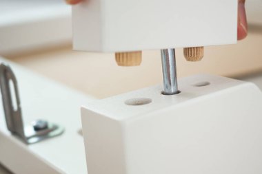 Tahta sandalye mobilyaları birleştiriliyor.