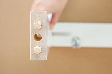 Beyaz koltuk mobilyalarını evde monte eden adam.