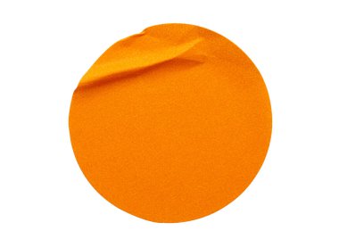 Beyaz arkaplanda boş turuncu yuvarlak yapıştırıcı etiketi var.