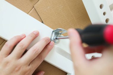 Mobilyaları evde tornavida kullanarak monte et