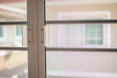 Evin penceresinde böceklere karşı sivrisinek ağı ekranı
