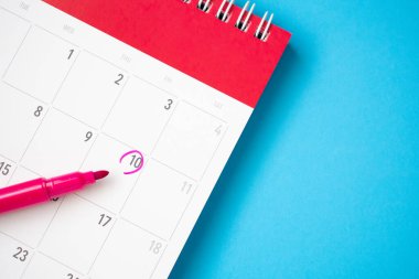 Mavi arkaplanda beyaz takvim sayfası tarihi üzerine önemli randevu takvimi yazımı