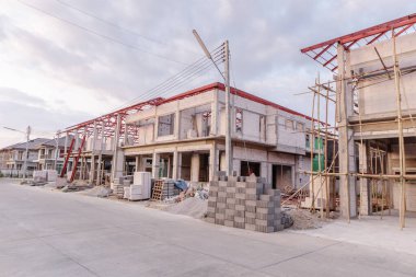 İnşaat alanındaki yeni ev inşaatı devam ediyor